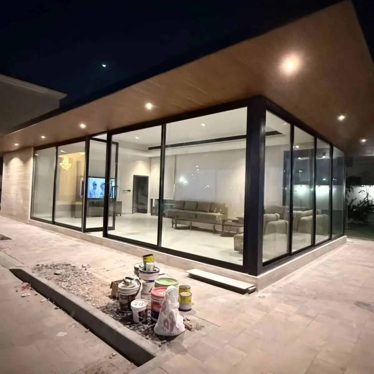 جلسة زجاجية في الحديقة: كيف تختار التصميم المناسب لمساحتك؟